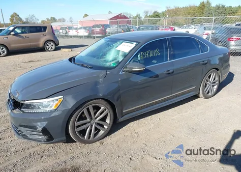 2017 Volkswagen Passat 1.8T R-Line из США, поврежденный, VIN 1VWDT7A35HC066688